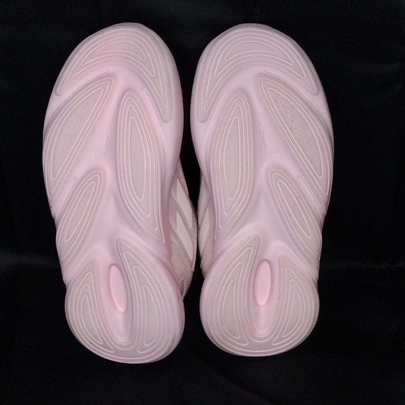 Introducing the Pink Adidas Ozelia Size 12 Kids - Step into Style and Comfort! - Picture 5 of 6